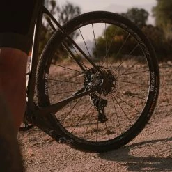 Pneu Vélo Gravel Continental Terra Trail ProTection 650/700 - Tubeless Ready -Vélos Loisir Soldes Magasin Terra Trail Protect mise en situation